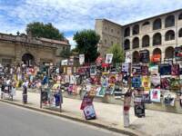 1024px-Affiches_de_pièces_de_théâtre_au_festival_d’Avignon.jpg